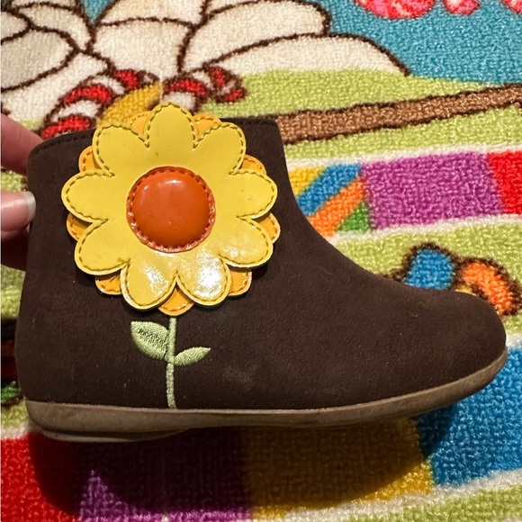 Toddler girls 👧 Gymboree sunflower 🌻 boots 👢 - Picture 2 of 6